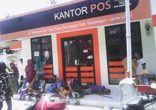 Puluhan warga yang tiduran di Kantor Pos Sarolangun antre mengambil uang Dana Perlindungan Sosial.